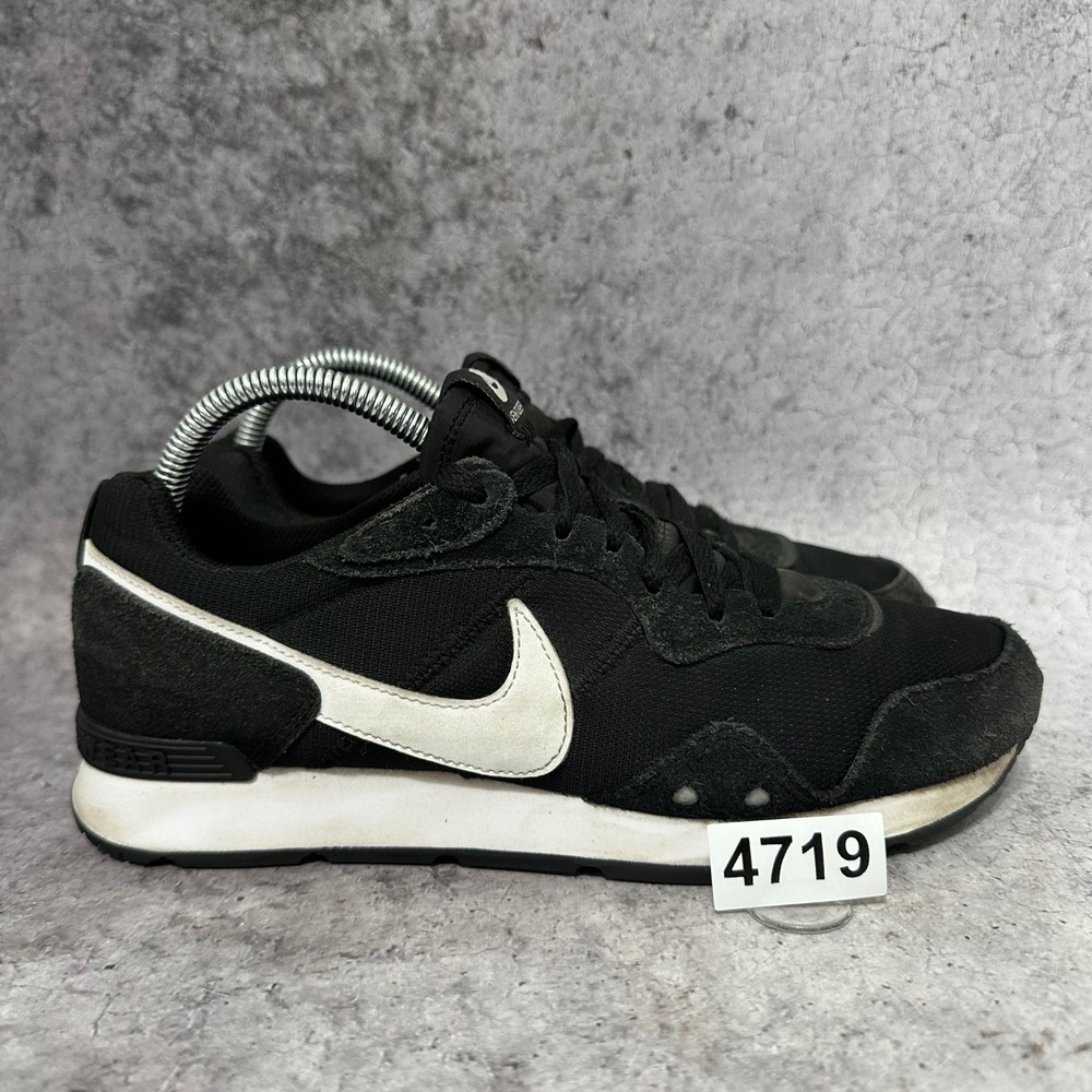 Nike Venture Runner Women Size 9 Black White Sneakers CK2948-001 Sportswear
